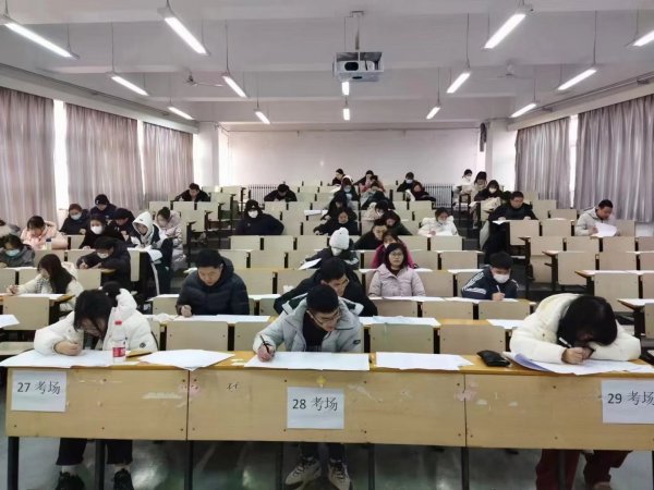 德州成人高考学员考试现场实景